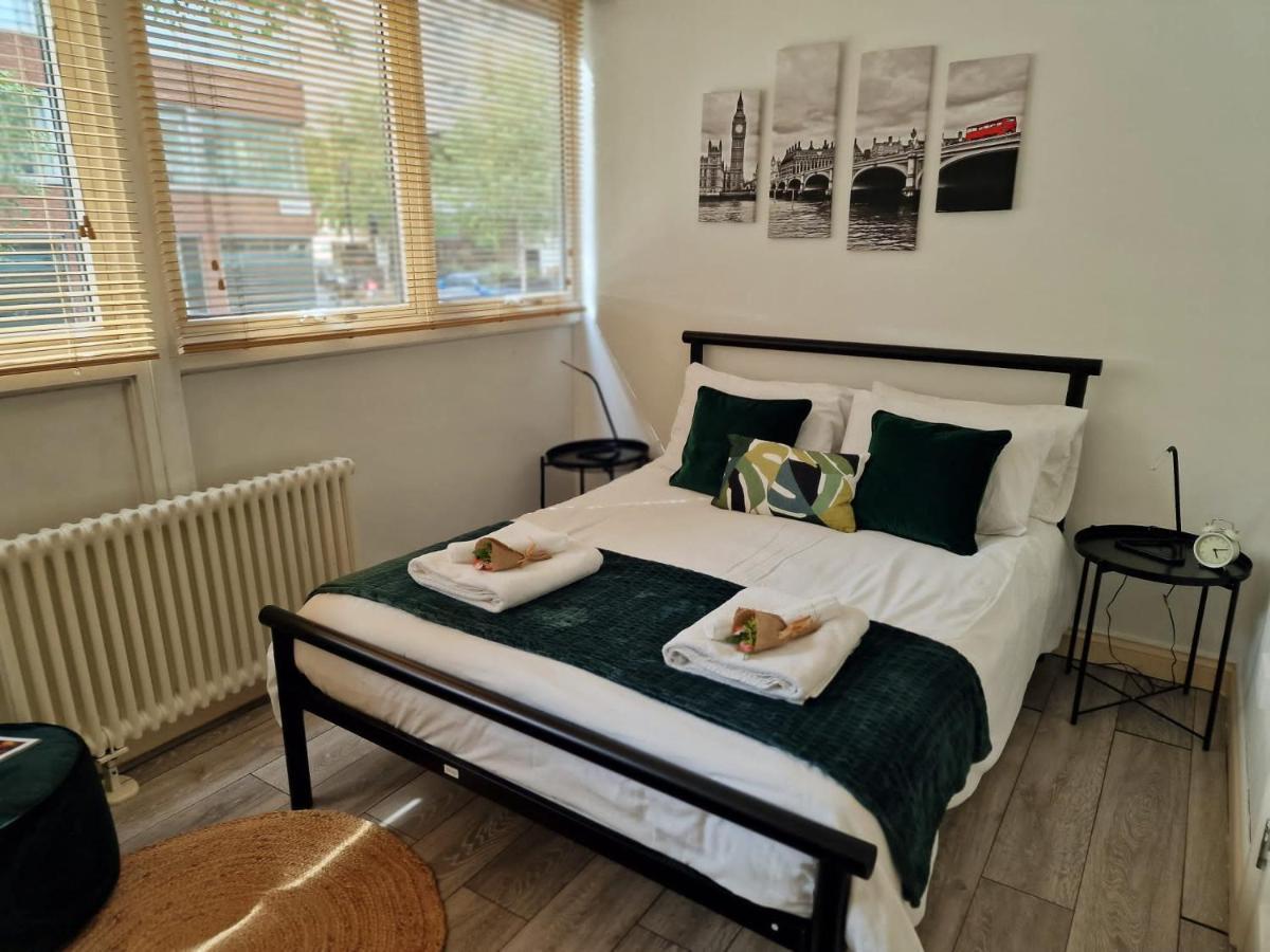 2 Bedrooms Flat In Great Location! Лондон Екстер'єр фото