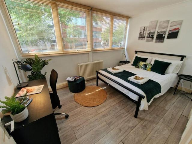 2 Bedrooms Flat In Great Location! Лондон Екстер'єр фото