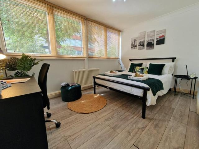 2 Bedrooms Flat In Great Location! Лондон Екстер'єр фото